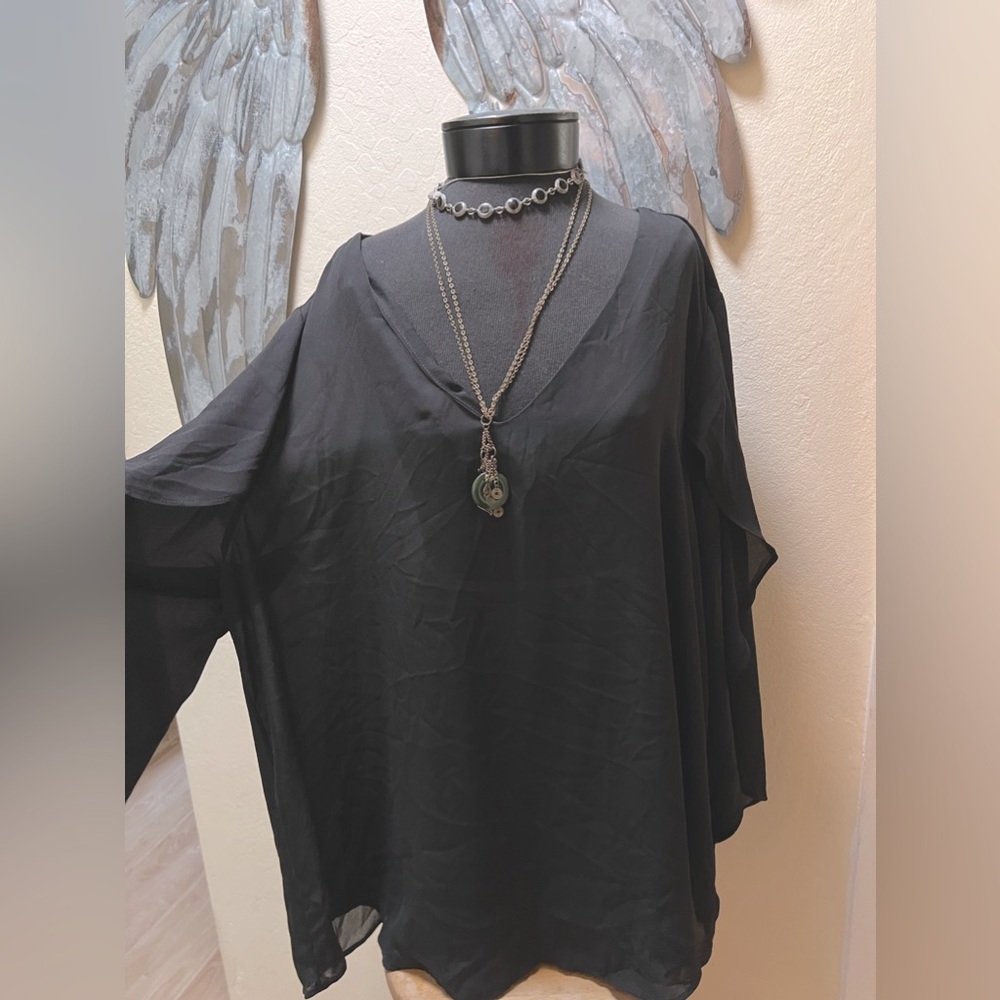 Black V neck blouse Size3X black top 3/4 open flutter sleeve EUC Nice dressy top
